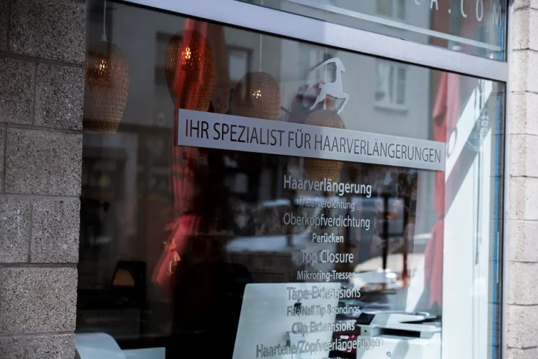 Schaufenster des Salons Ceforafrica in der Luxemburger Straße in Köln