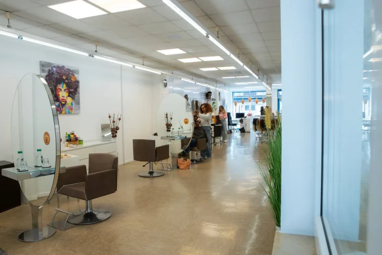 Heller, großzügiger Innenraum des Salons Ceforafrica