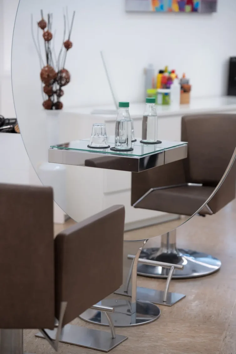 Friseurstuhl und Spiegel im Salon
