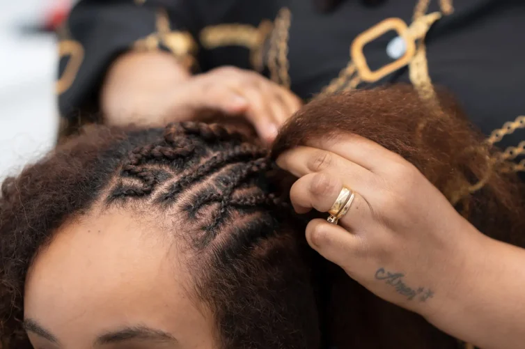 Nahaufnahme beim Flechten von Cornrows