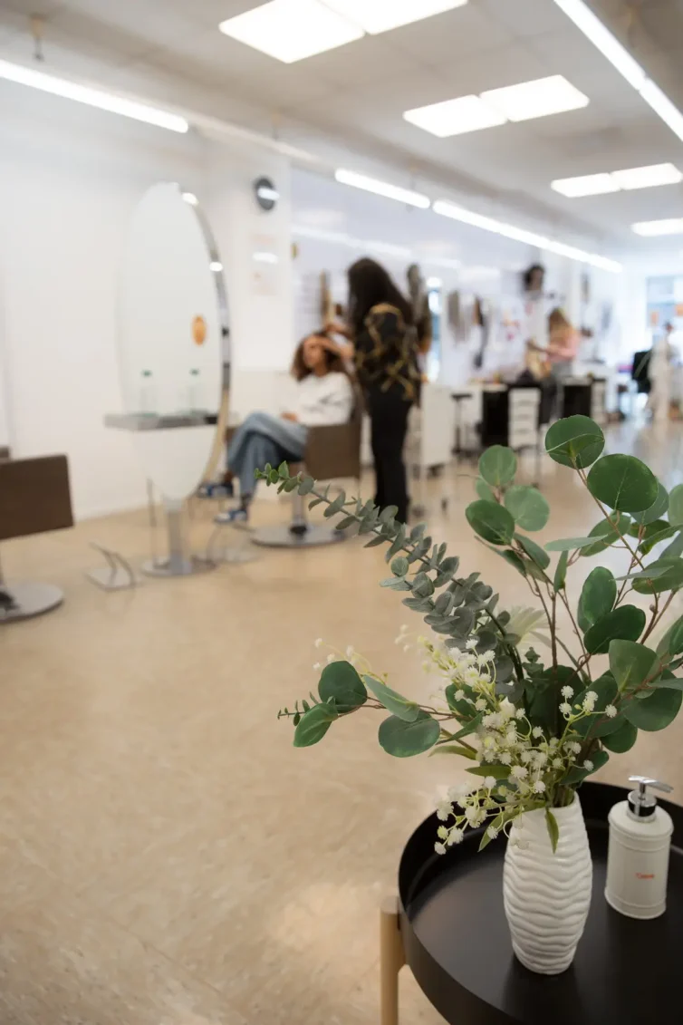 Blick in den Salon mit Pflanzen und Arbeitsplätzen