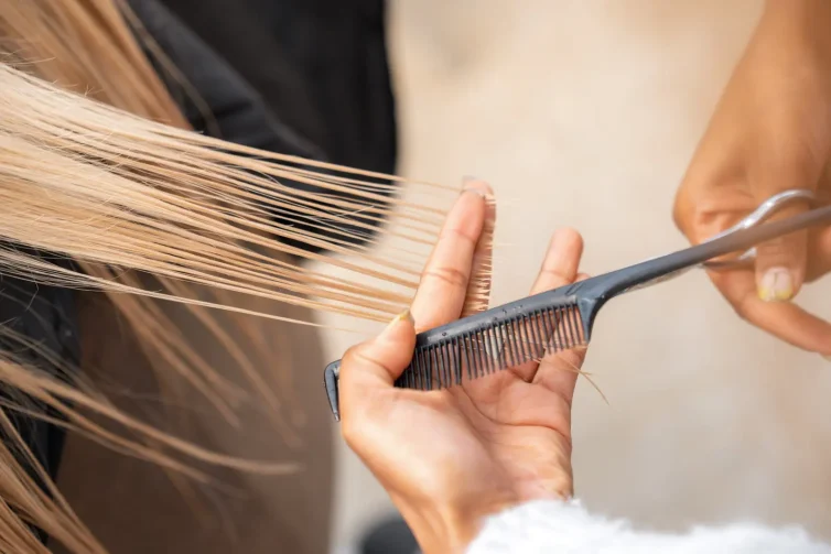 Präziser Haarschnitt mit Schere und Kamm