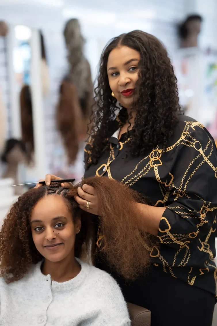 Stylistin und Kundin nach dem Afrostyling