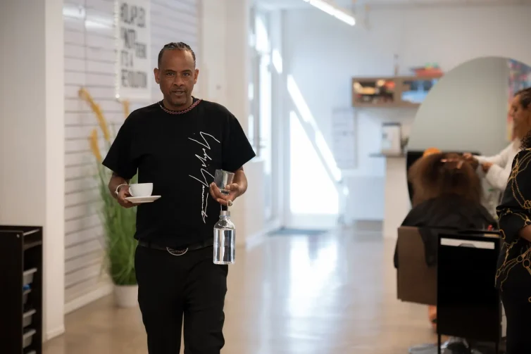 Gastgeber Daniel serviert Kaffee im Salon