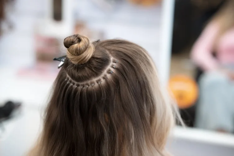 Sorgfältig abgeteilte Strähnen für eine Haarverlängerung