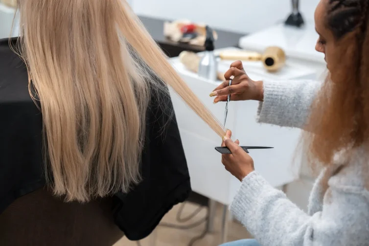 Spitzenschnitt an langem blondem Haar