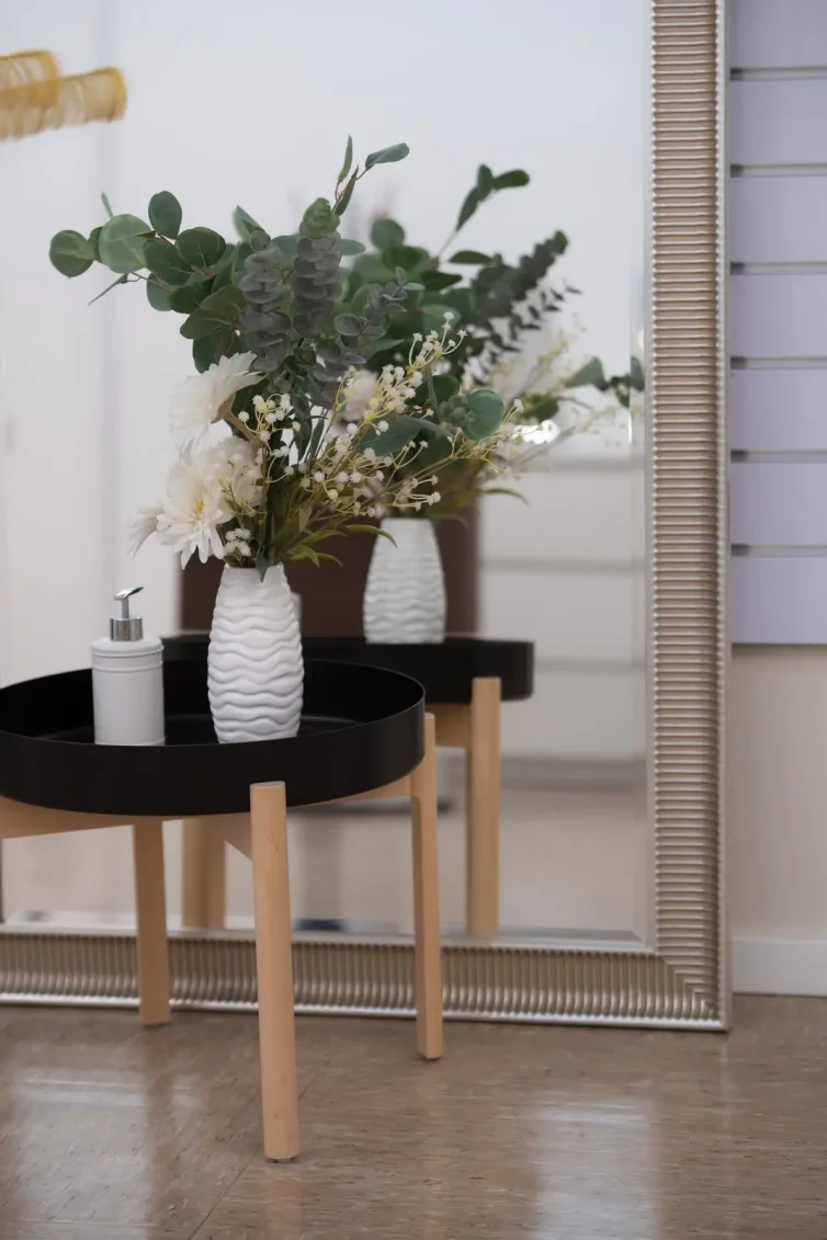 Dekoration mit Pflanzen im Salon