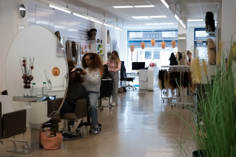 Lebhafter Salonalltag bei Ceforafrica in Köln